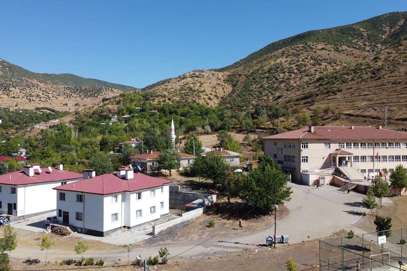 Elazığlı veliler: Köyden göç etmeyin diyorsunuz ama öğretmen göndermiyorsunuz Elazığlı veliler: Köyden göç etmeyin diyorsunuz ama öğretmen göndermiyorsunuz